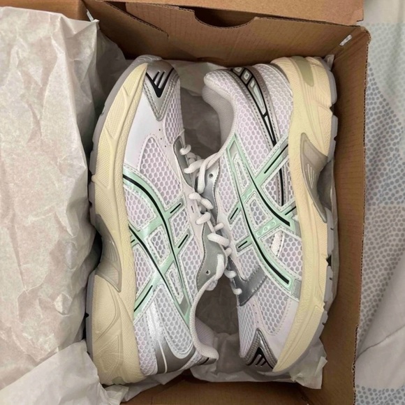 ASICS White & Mint Mesh Running Sneakers – Women’s Size 9 – Excellent Condition - Picture 2 of 5